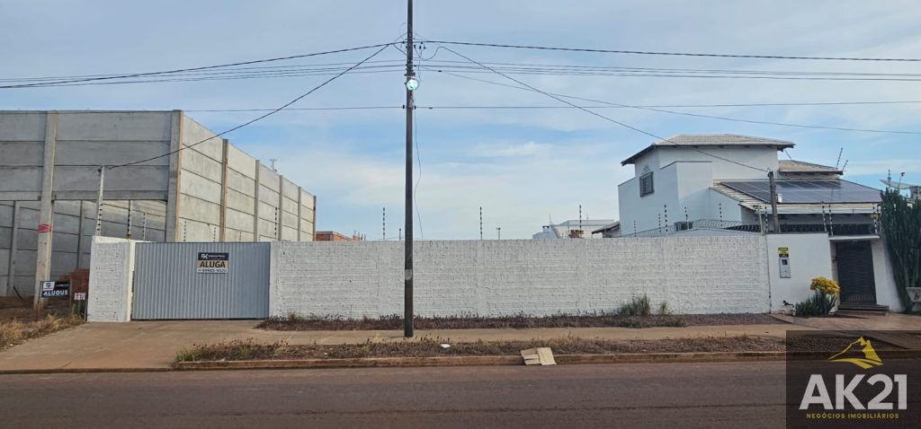 Terreno todo murado com pedra brita