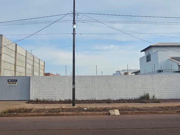 Terreno todo murado com pedra brita